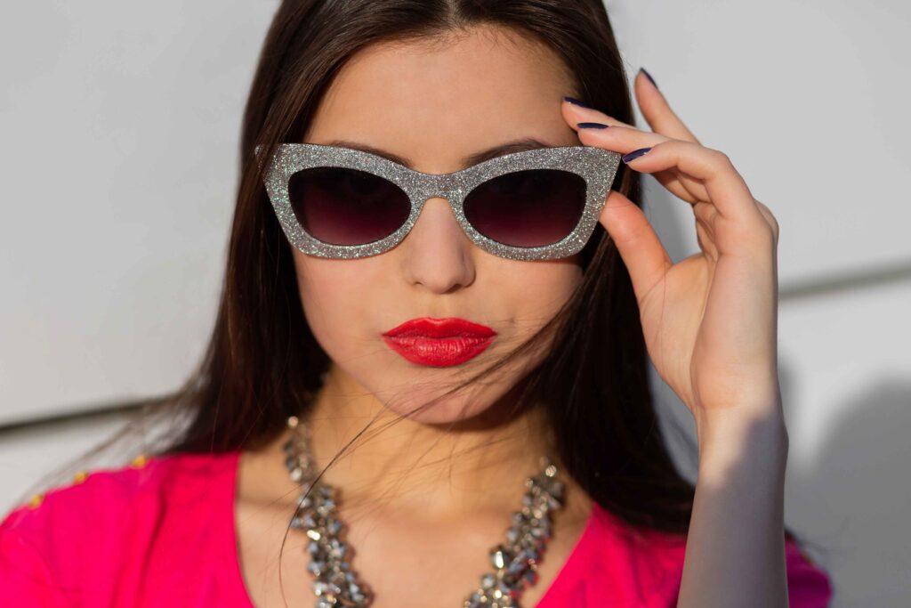 lady wearing a trending sunglass